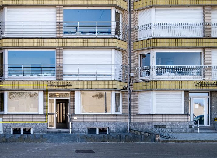 Gezellige woonkamer in vakantiehuis Zeezicht GV in Koksijde, West-Vlaanderen, met modern interieur en prachtig uitzicht op de zee.