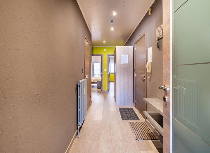 Gezellige woonkamer in vakantiehuis Zeezicht GV in Koksijde, West-Vlaanderen, met modern interieur en prachtig uitzicht op de zee.