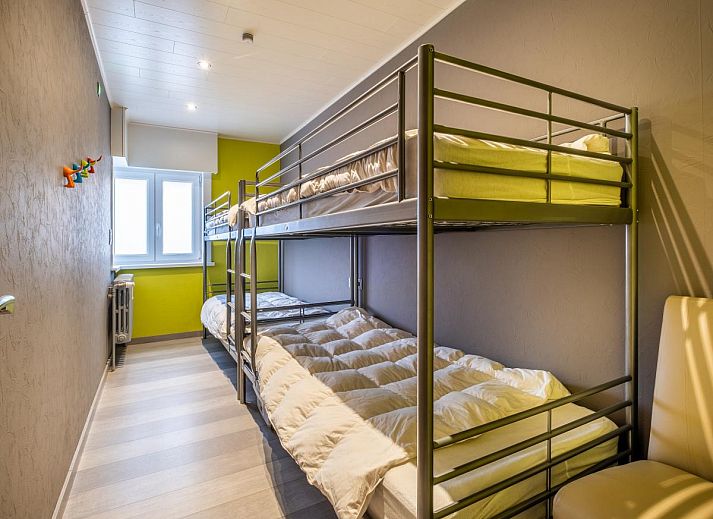 Moderne keuken in vakantiehuis Zeezicht GV, Koksijde, West-Vlaanderen. Stijlvolle inrichting met roestvrijstalen apparatuur en heldere accenten.