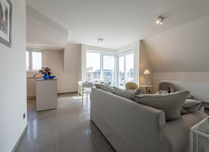 Geniet van het uitzicht vanaf het terras van Bon Accueil tweede vakantiehuis in Koksijde, West-Vlaanderen, met charmante daken in de omgeving.