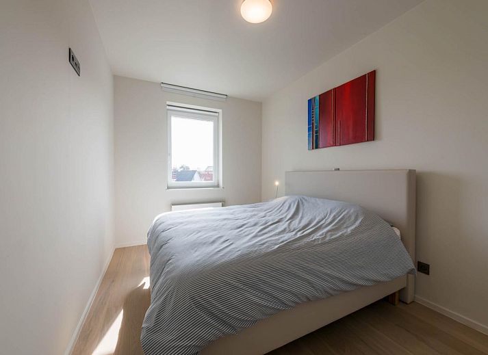 Moderne keuken in vakantiehuis Bon Accueil tweede in Koksijde, West-Vlaanderen, Belgie, met strakke witte kasten en veel natuurlijk licht.