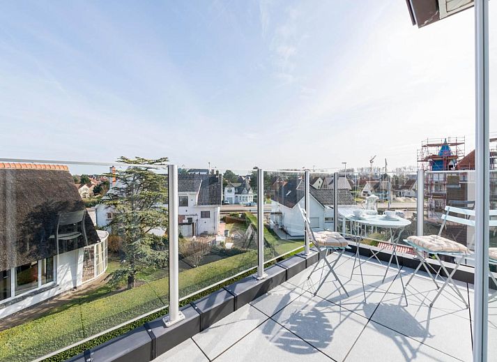 Moderne keuken in vakantiehuis Bon Accueil tweede in Koksijde, West-Vlaanderen, Belgie, met strakke witte kasten en veel natuurlijk licht.