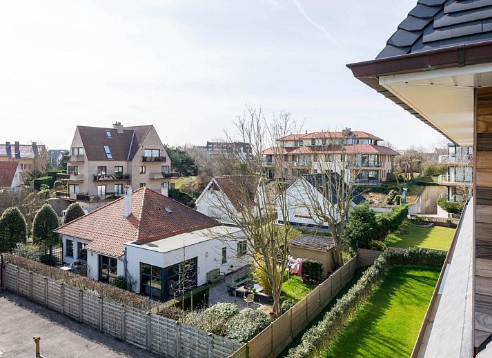 Moderne keuken in vakantiehuis Bon Accueil tweede in Koksijde, West-Vlaanderen, Belgie, met strakke witte kasten en veel natuurlijk licht.