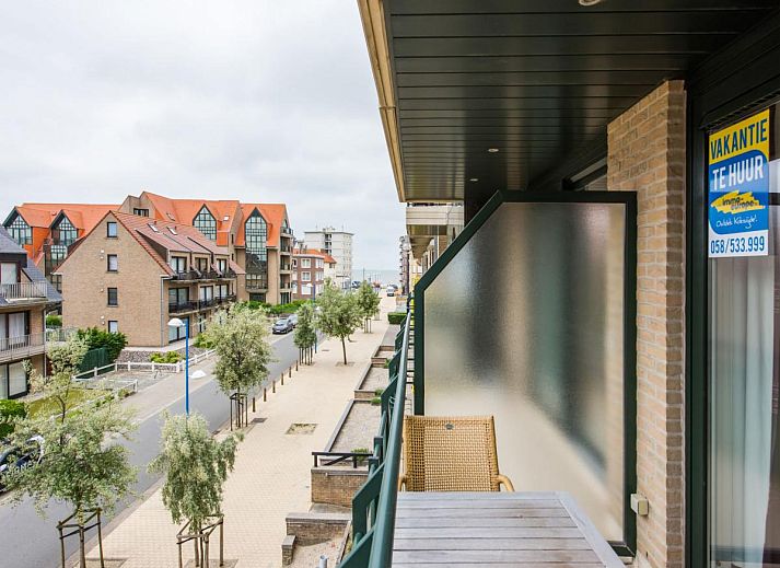 Ontspannen woonkamer in Paco derde vakantiehuis, Koksijde, met balkon en uitzicht op de omgeving van West-Vlaanderen, Belgie.