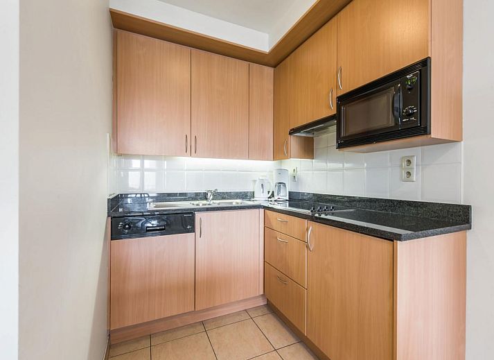 Ontspannen woonkamer in Paco derde vakantiehuis, Koksijde, met balkon en uitzicht op de omgeving van West-Vlaanderen, Belgie.