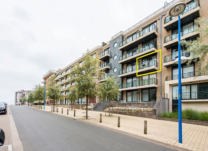 Ontspannen woonkamer in Paco derde vakantiehuis, Koksijde, met balkon en uitzicht op de omgeving van West-Vlaanderen, Belgie.