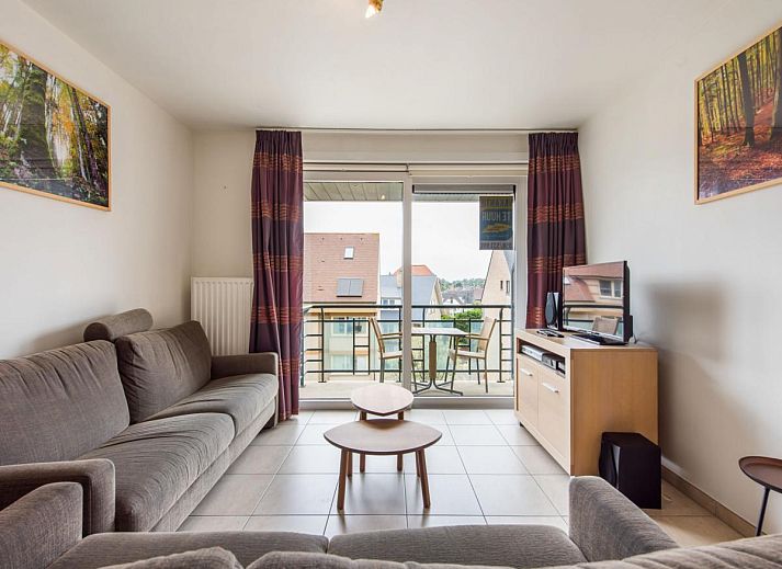 Geniet van het uitzicht vanaf het balkon van vakantiehuis Paco Derde in Koksijde, West-Vlaanderen, met zicht op de charmante straat.