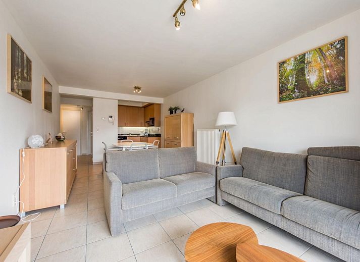Geniet van het uitzicht vanaf het balkon van vakantiehuis Paco Derde in Koksijde, West-Vlaanderen, met zicht op de charmante straat.