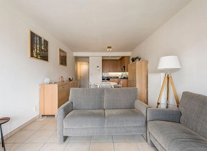 Geniet van het uitzicht vanaf het balkon van vakantiehuis Paco Derde in Koksijde, West-Vlaanderen, met zicht op de charmante straat.