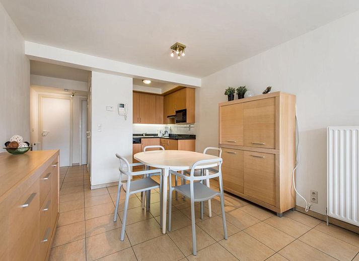 Geniet van het uitzicht vanaf het balkon van vakantiehuis Paco Derde in Koksijde, West-Vlaanderen, met zicht op de charmante straat.