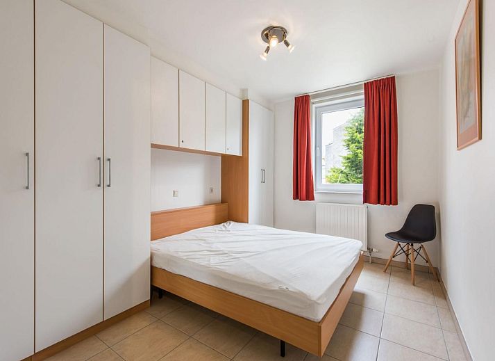Geniet van het uitzicht vanaf het balkon van vakantiehuis Paco Derde in Koksijde, West-Vlaanderen, met zicht op de charmante straat.