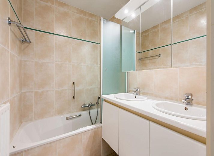 Ruime woonkamer in vakantiehuis Paco derde, Koksijde, West-Vlaanderen, met moderne inrichting en veel natuurlijk licht.