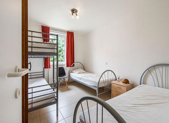 Ruime woonkamer in vakantiehuis Paco derde, Koksijde, West-Vlaanderen, met moderne inrichting en veel natuurlijk licht.