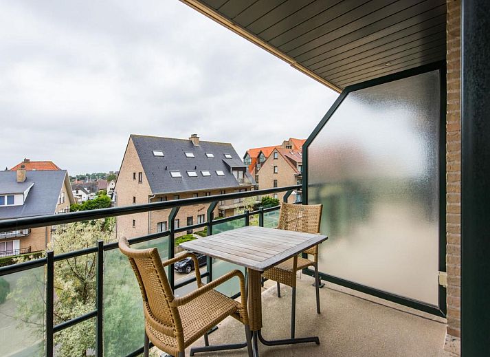 Ruime woonkamer in vakantiehuis Paco derde, Koksijde, West-Vlaanderen, met moderne inrichting en veel natuurlijk licht.