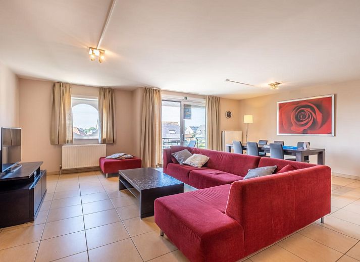 Gezellige woonkamer in Paco Vierde vakantiehuis, Koksijde, met moderne inrichting en comfortabele zitruimte in West-Vlaanderen, Belgie.