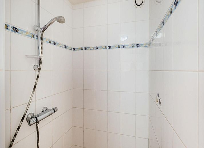 Ruime eetkamer en keuken in vakantiehuis Paco Vierde, Koksijde, West-Vlaanderen. Gezellige binnenruimte met moderne inrichting en kunstwerk.