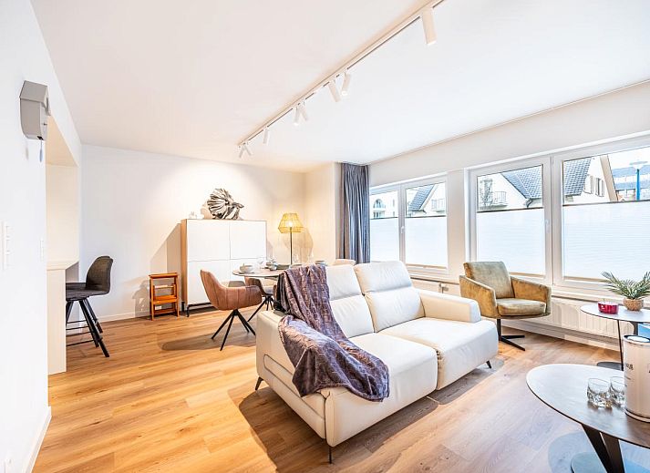 Lichte woonkamer van Bon Plan vakantiehuis in Koksijde, West-Vlaanderen, met moderne inrichting en comfortabele zitplaatsen.