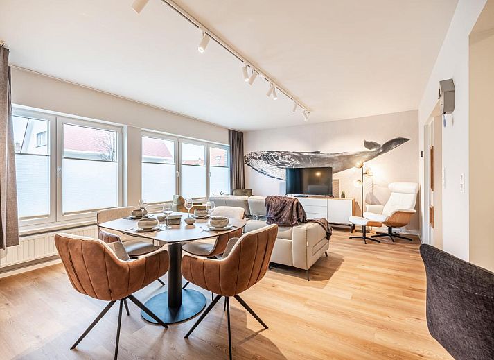 Lichte woonkamer van Bon Plan vakantiehuis in Koksijde, West-Vlaanderen, met moderne inrichting en comfortabele zitplaatsen.