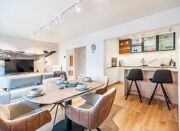 Lichte woonkamer van Bon Plan vakantiehuis in Koksijde, West-Vlaanderen, met moderne inrichting en comfortabele zitplaatsen.