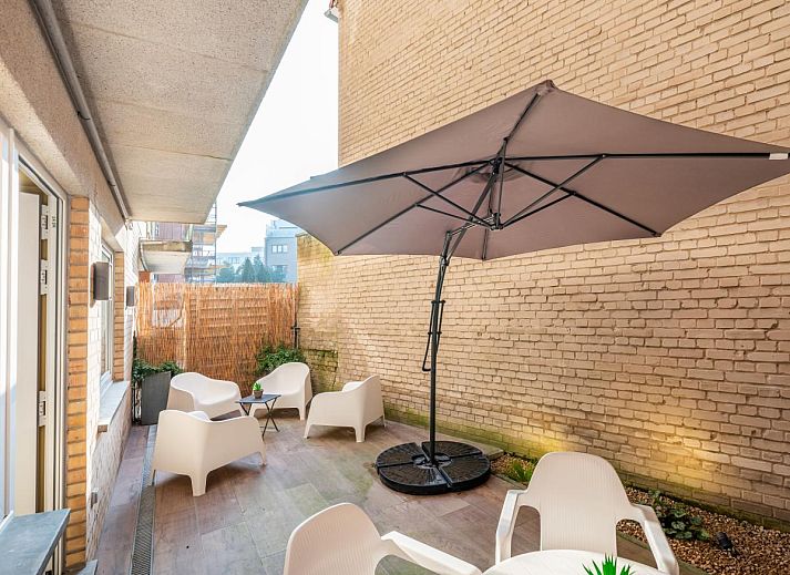 Lichte woonkamer van Bon Plan vakantiehuis in Koksijde, West-Vlaanderen, met moderne inrichting en comfortabele zitplaatsen.