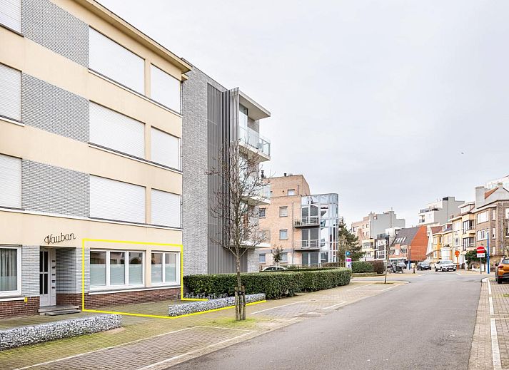 Lichte woonkamer van Bon Plan vakantiehuis in Koksijde, West-Vlaanderen, met moderne inrichting en comfortabele zitplaatsen.