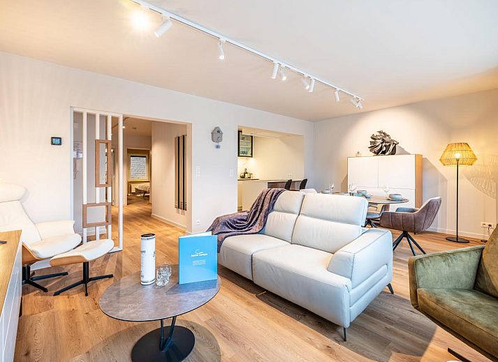 Stijlvolle woonkamer in vakantiehuis Bon Plan in Koksijde, West-Vlaanderen, met modern interieur en veel natuurlijk licht.