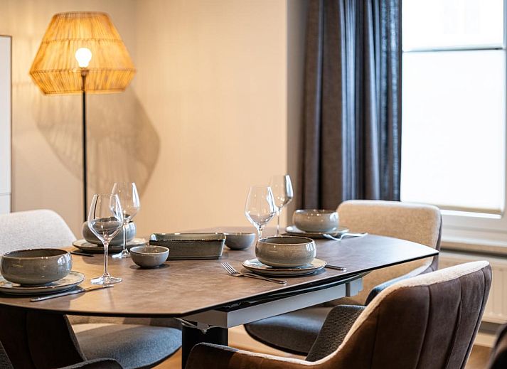 Stijlvolle woonkamer in vakantiehuis Bon Plan in Koksijde, West-Vlaanderen, met modern interieur en veel natuurlijk licht.
