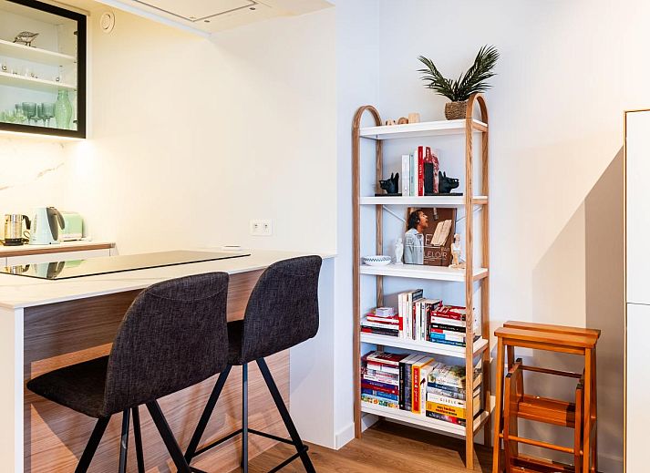 Stijlvolle woonkamer in vakantiehuis Bon Plan in Koksijde, West-Vlaanderen, met modern interieur en veel natuurlijk licht.