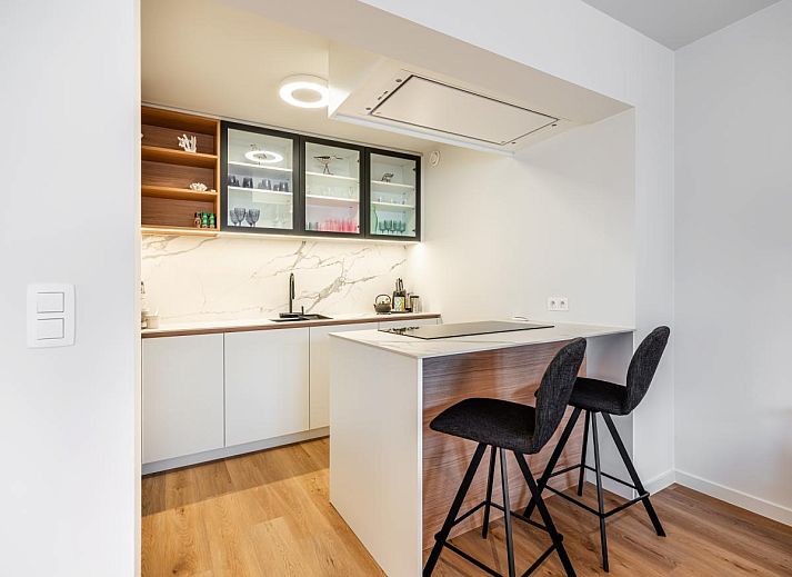 Stijlvolle woonkamer in vakantiehuis Bon Plan in Koksijde, West-Vlaanderen, met modern interieur en veel natuurlijk licht.