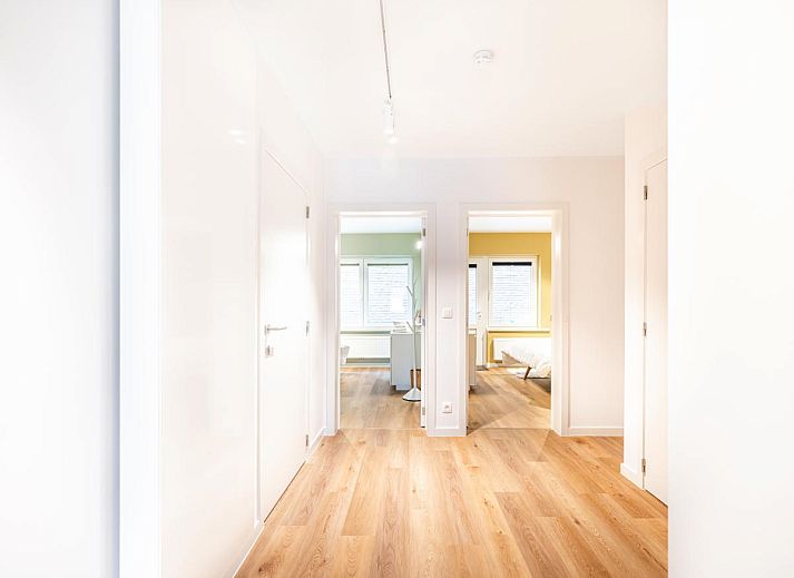 Gezellige binnenruimte van Bon Plan vakantiehuis in Koksijde, West-Vlaanderen, met moderne keuken en sfeervolle eetkamer.