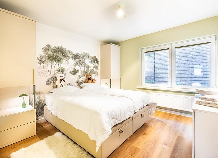 Gezellige binnenruimte van Bon Plan vakantiehuis in Koksijde, West-Vlaanderen, met moderne keuken en sfeervolle eetkamer.