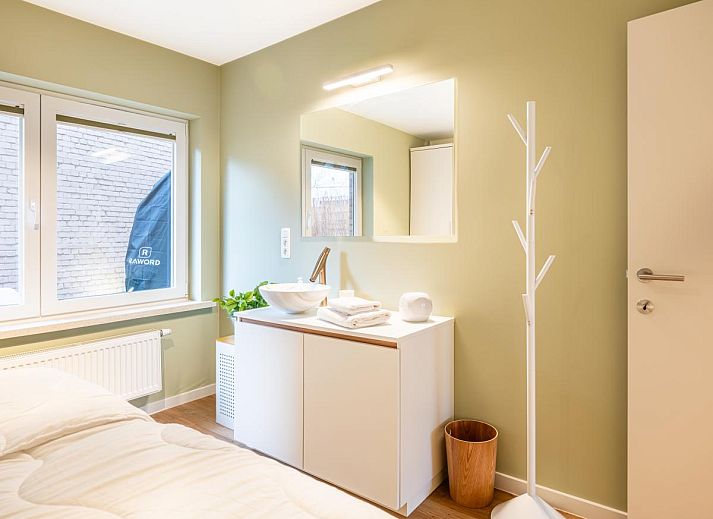 Gezellige binnenruimte van Bon Plan vakantiehuis in Koksijde, West-Vlaanderen, met moderne keuken en sfeervolle eetkamer.