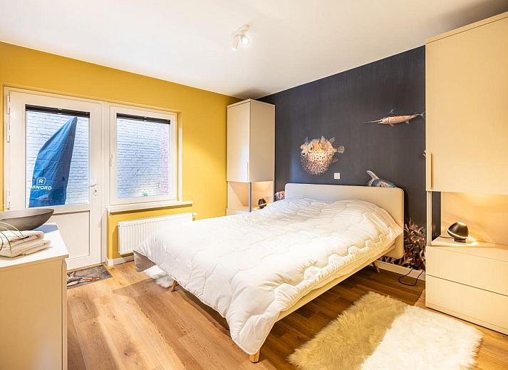 Gezellige binnenruimte van Bon Plan vakantiehuis in Koksijde, West-Vlaanderen, met moderne keuken en sfeervolle eetkamer.