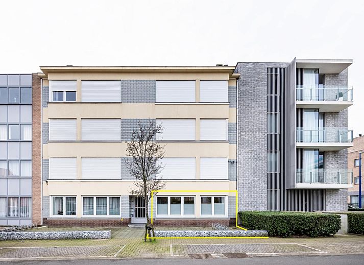 Ontspan op het terras van vakantiehuis Bon Plan in Koksijde, West-Vlaanderen, met moderne zitjes en een grote parasol voor schaduw.