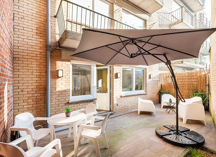 Bon Plan vakantiehuis in Koksijde, West-Vlaanderen, biedt een charmant straatzicht en moderne architectuur voor een ontspannen verblijf.