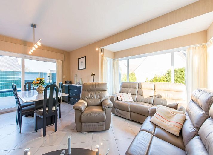 Vakantiehuis Mallory in Koksijde, West-Vlaanderen, met ruime oprit en charmante architectuur, ideaal voor een ontspannen verblijf.