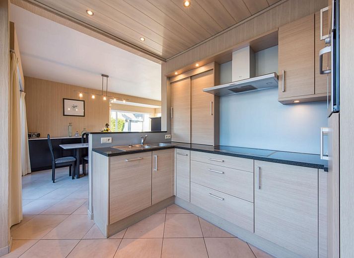 Vakantiehuis Mallory in Koksijde, West-Vlaanderen, met ruime oprit en charmante architectuur, ideaal voor een ontspannen verblijf.