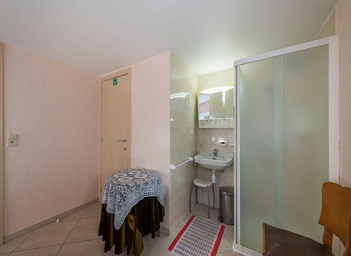 Gezellige eetkamer in vakantiehuis Mallory, Koksijde, met veel natuurlijk licht en comfortabele zithoek in West-Vlaanderen, Belgie.