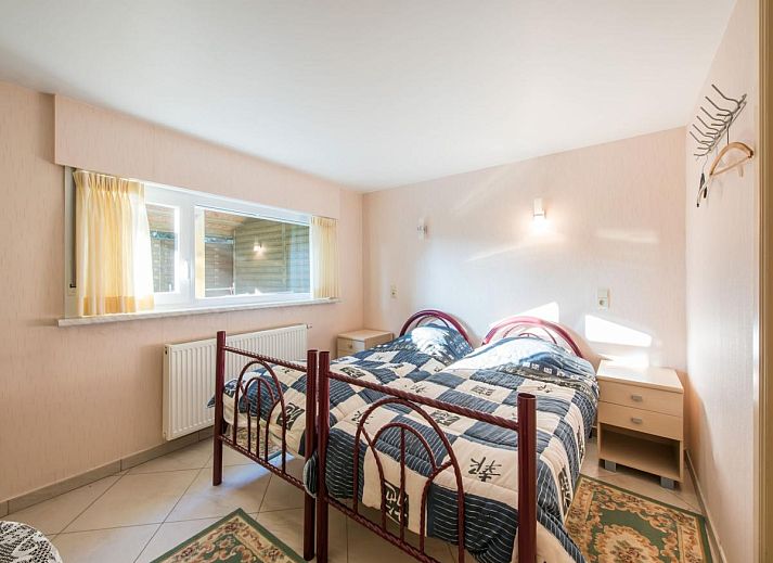Gezellige eetkamer in vakantiehuis Mallory, Koksijde, met veel natuurlijk licht en comfortabele zithoek in West-Vlaanderen, Belgie.
