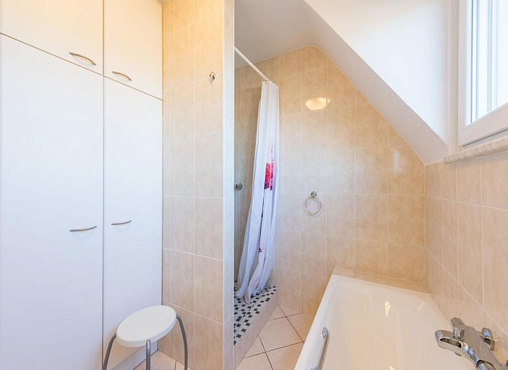 Gezellige eetkamer in vakantiehuis Mallory, Koksijde, met veel natuurlijk licht en comfortabele zithoek in West-Vlaanderen, Belgie.