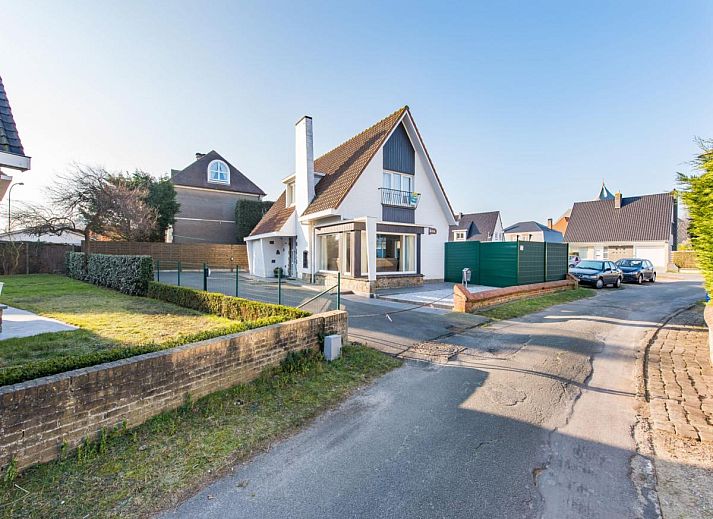 Gezellige eetkamer in vakantiehuis Mallory, Koksijde, met veel natuurlijk licht en comfortabele zithoek in West-Vlaanderen, Belgie.