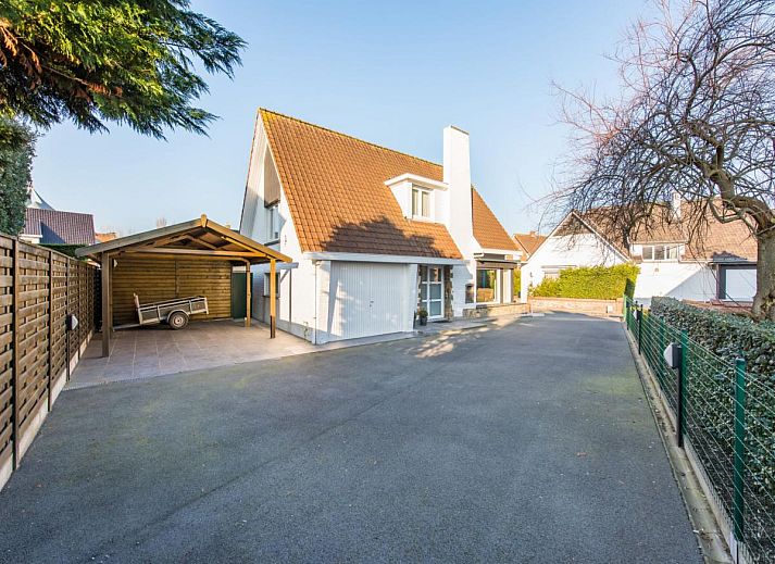 Gezellige eetkamer in vakantiehuis Mallory, Koksijde, met veel natuurlijk licht en comfortabele zithoek in West-Vlaanderen, Belgie.