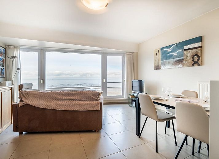 Geniet van het panoramische zeezicht vanuit de woonkamer van vakantiehuis Vitelli vierde in Koksijde, West-Vlaanderen, Belgie.