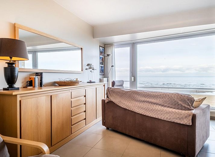 Geniet van het panoramische zeezicht vanuit de woonkamer van vakantiehuis Vitelli vierde in Koksijde, West-Vlaanderen, Belgie.