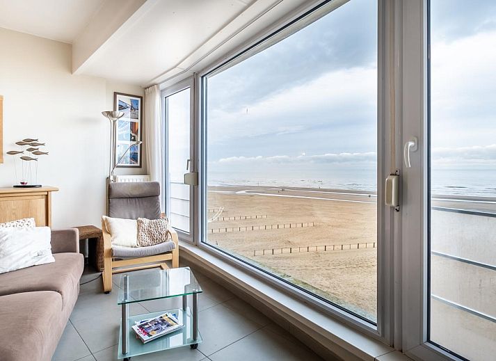 Geniet van het panoramische zeezicht vanuit de woonkamer van vakantiehuis Vitelli vierde in Koksijde, West-Vlaanderen, Belgie.