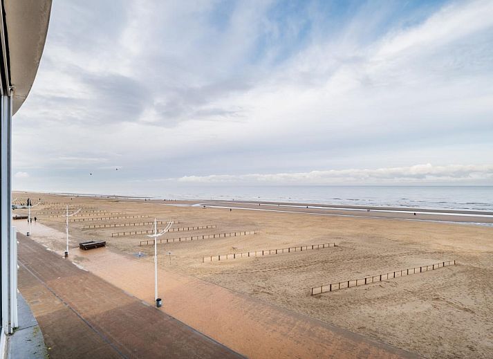 Geniet van het panoramische zeezicht vanuit de woonkamer van vakantiehuis Vitelli vierde in Koksijde, West-Vlaanderen, Belgie.