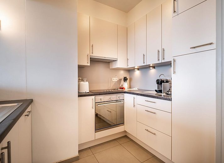 Gezellige woonkamer van Vitelli vierde vakantiehuis in Koksijde, West-Vlaanderen met panoramisch uitzicht op zee en moderne inrichting.