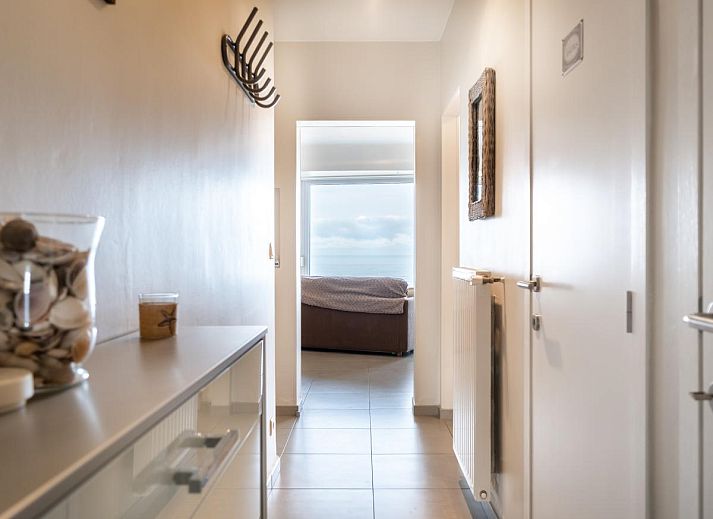 Gezellige woonkamer van Vitelli vierde vakantiehuis in Koksijde, West-Vlaanderen met panoramisch uitzicht op zee en moderne inrichting.