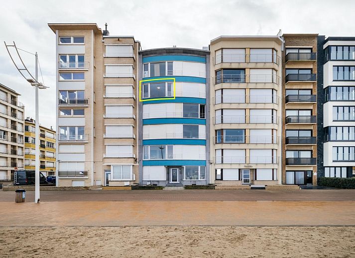 Geniet van het panoramisch zeezicht vanuit de woonkamer van Vitelli vierde, een vakantiehuis in Koksijde, West-Vlaanderen, Belgie.