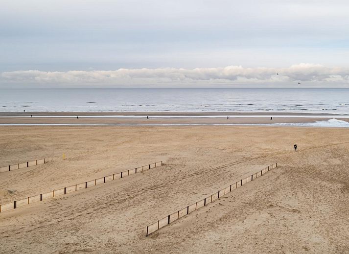 Geniet van het panoramisch zeezicht vanuit de woonkamer van Vitelli vierde, een vakantiehuis in Koksijde, West-Vlaanderen, Belgie.